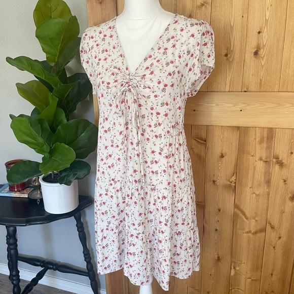 Kirious Ditsy Floral Cream V-neck Tiered Shift Knee Length Dress w Synch Chest - Picture 3 of 15